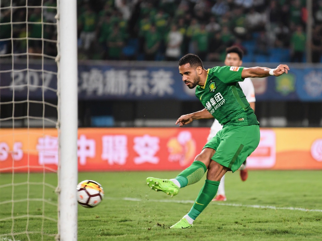 法比奥扳平林良铭制胜 国安客场逆转海港2-1 比赛的转折点出现在第65分钟。国安球员法